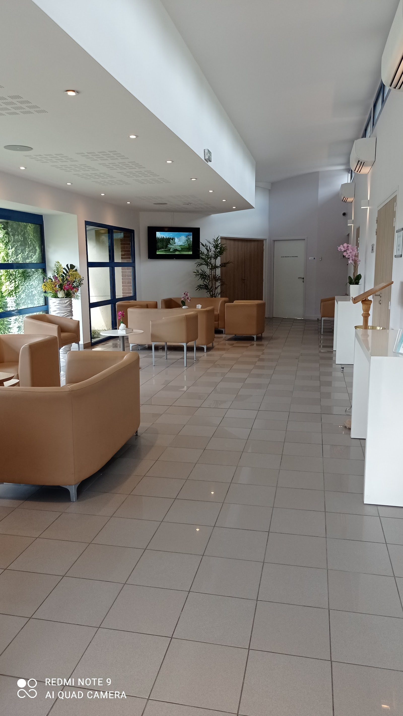 Salon d'accueil moderne et apaisant du crématorium