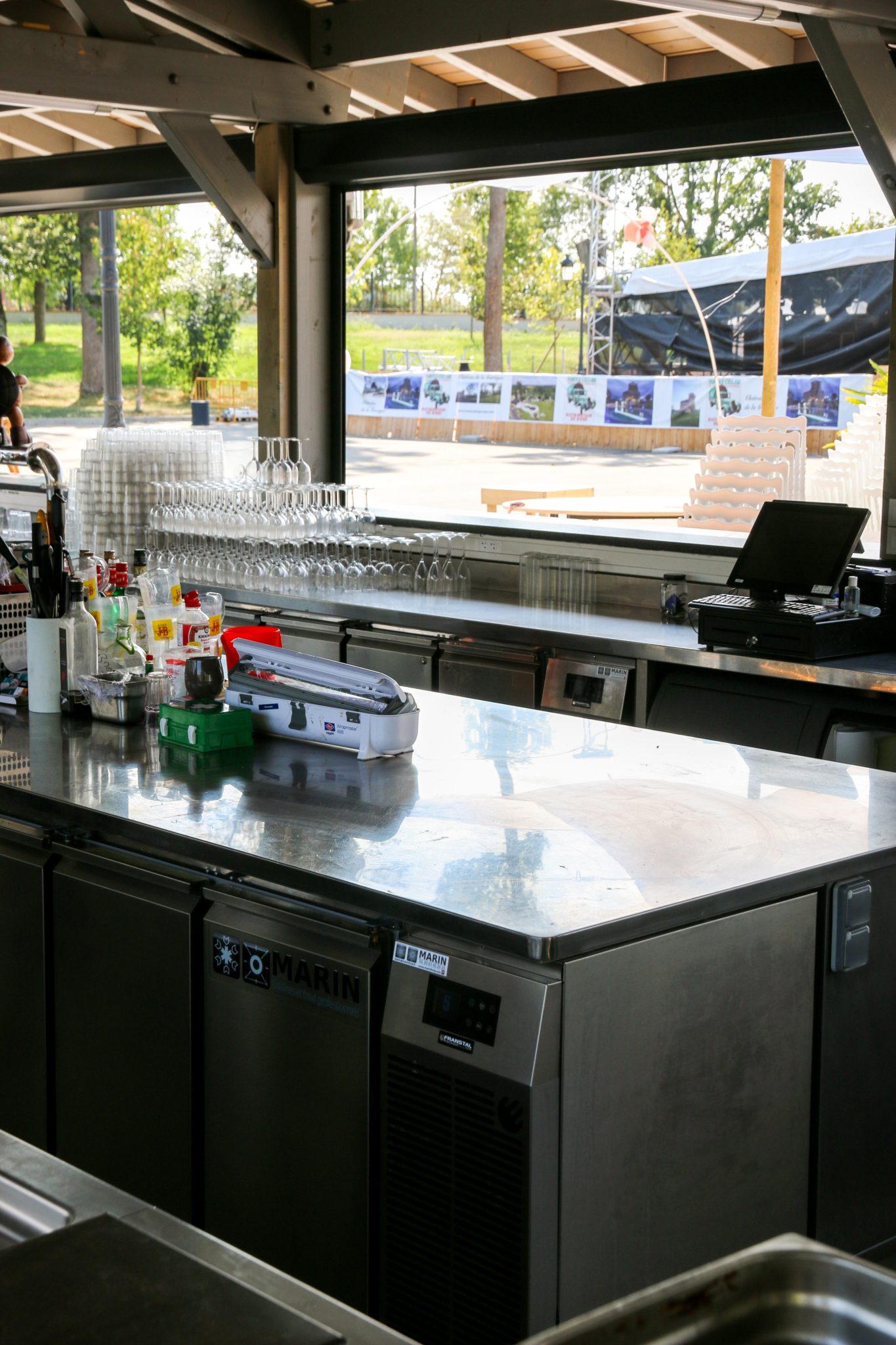 Comptoir de bar extérieur professionnel en inox signé MARIN