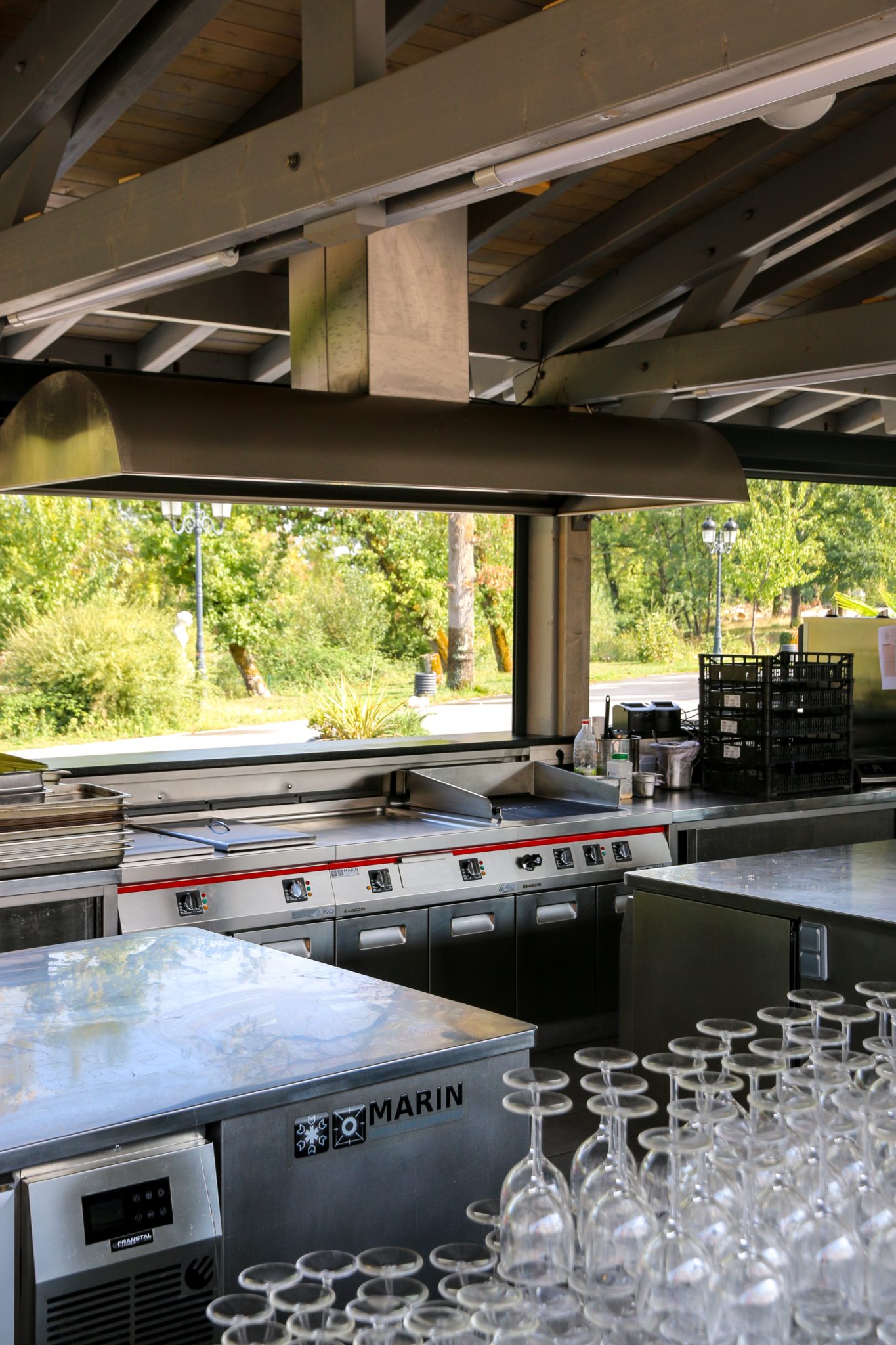 Cuisine professionnelle sous structure bois en extérieur