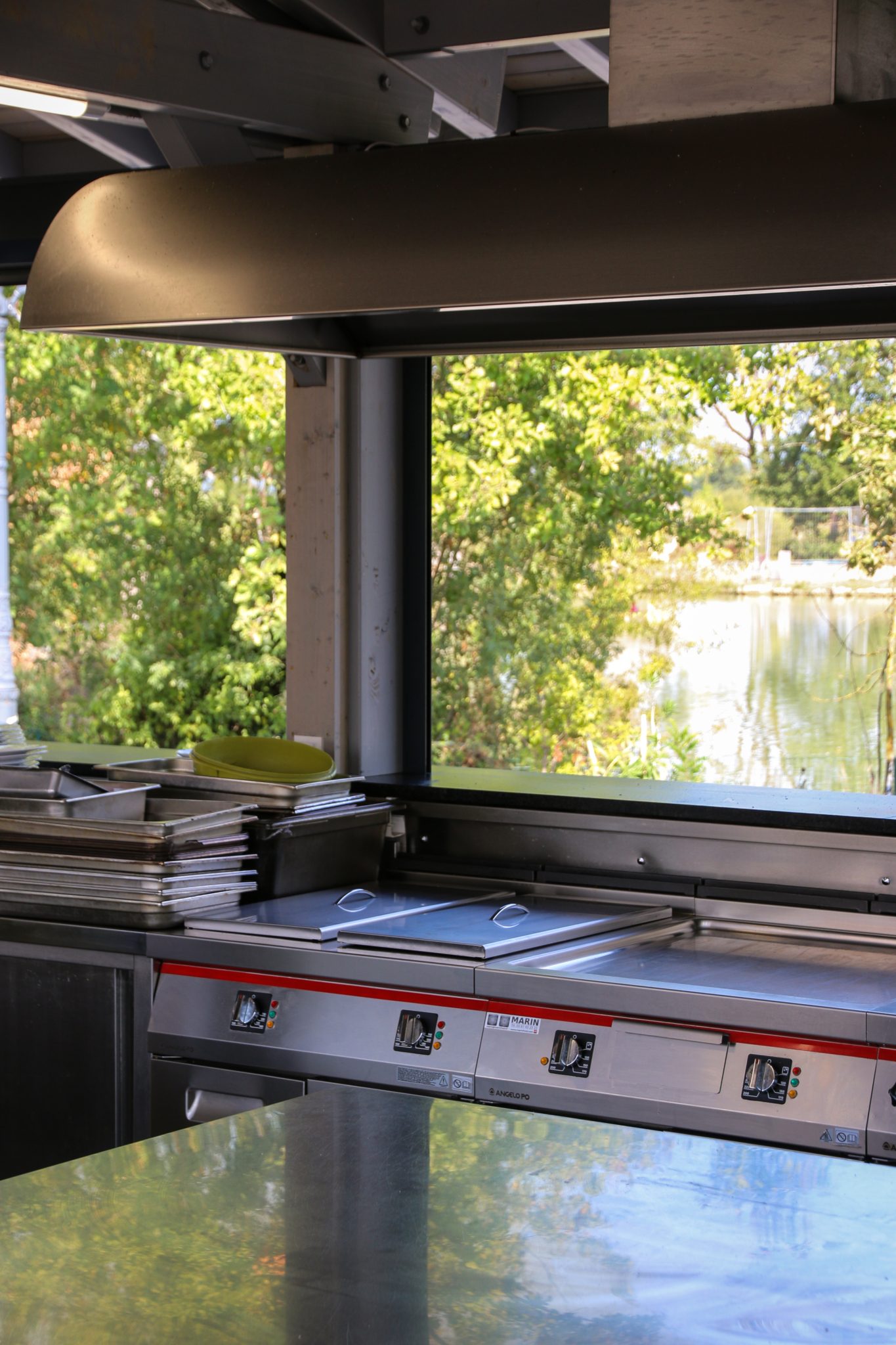Cuisine professionnelle avec vue sur un lac