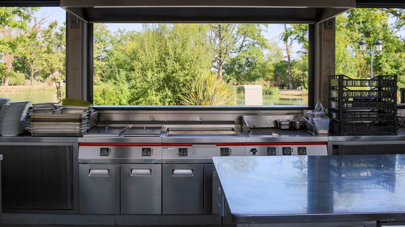 Cuisine professionnelle extérieure avec vue sur parc