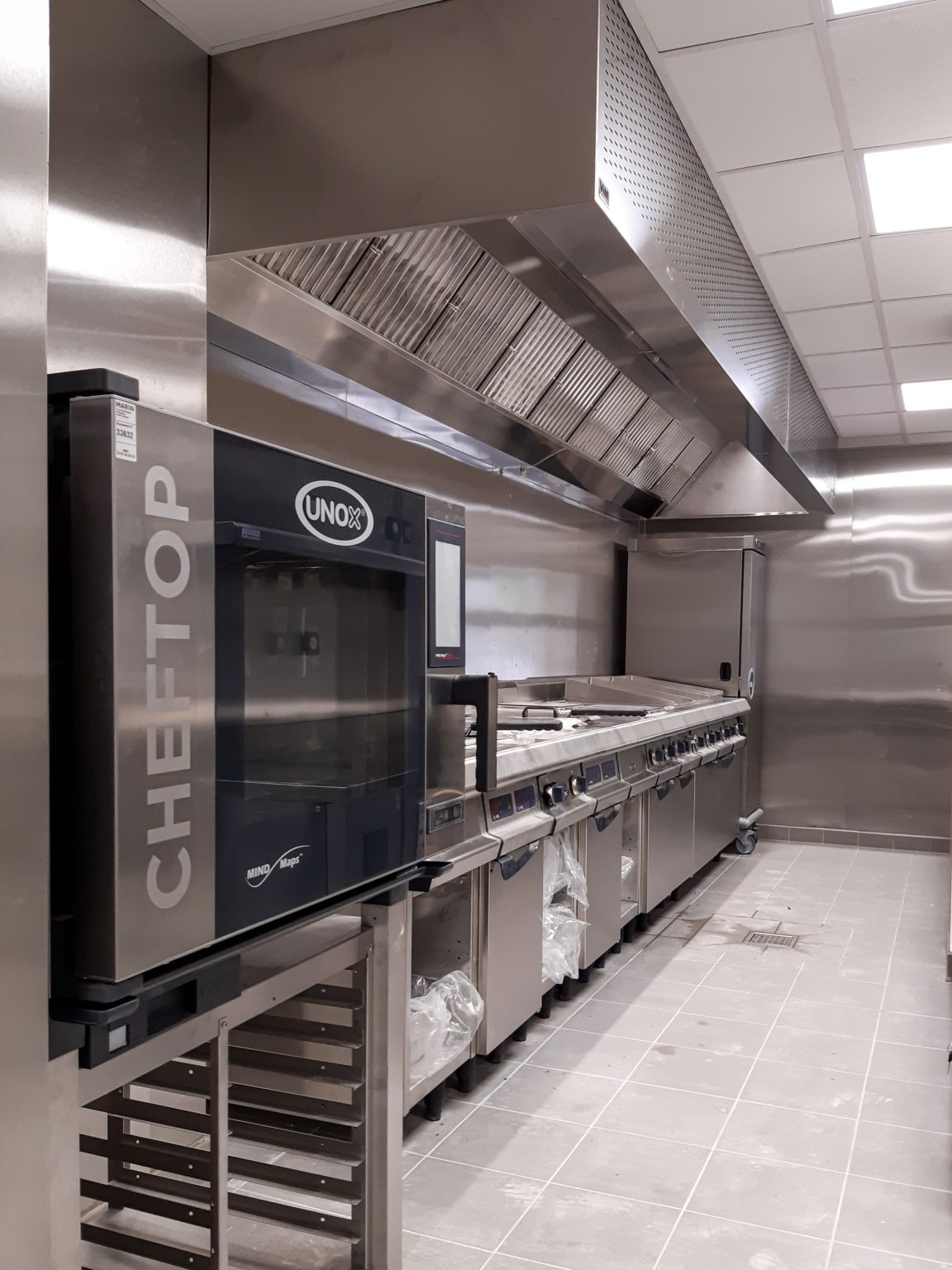 Four mixte UNOX installé dans une cuisine professionnelle
