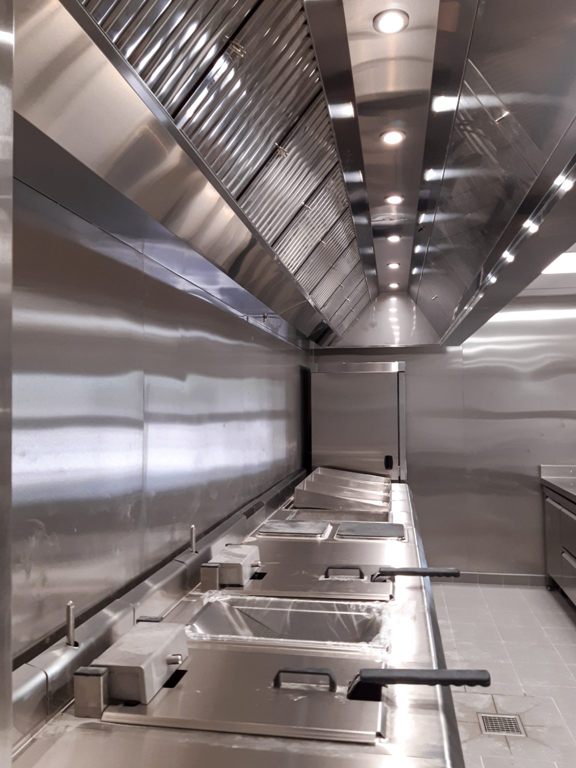 Ligne de friteuses et hotte aspirante professionnelle