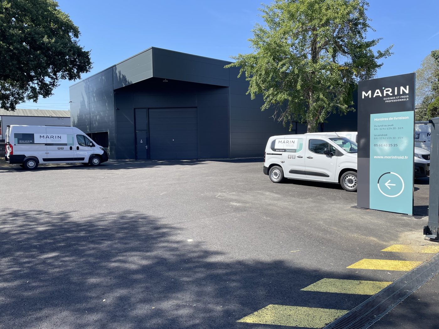 Siège de MARIN Cuisines et Froid Professionnels à Toulouse avec ses véhicules d'intervention