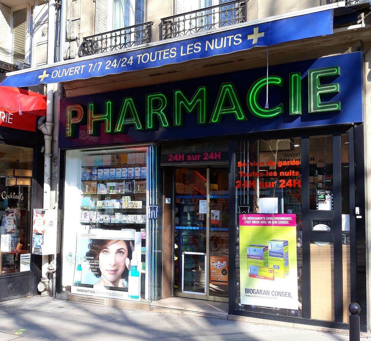 Pharmacie de la Porte Maillot – façade et enseigne de garde