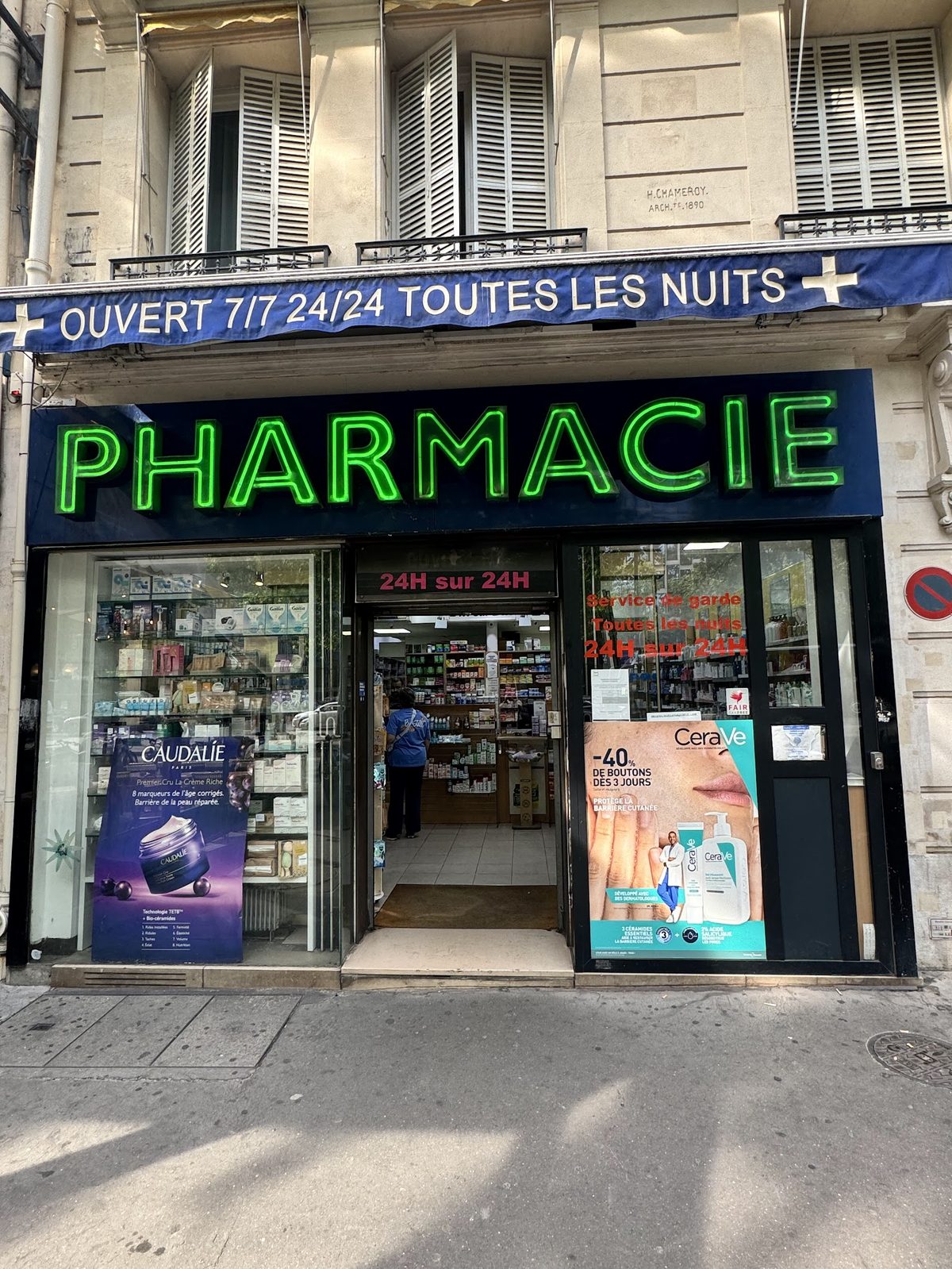 Façade de la Pharmacie de la Porte Maillot, Avenue de la Grande Armée Paris