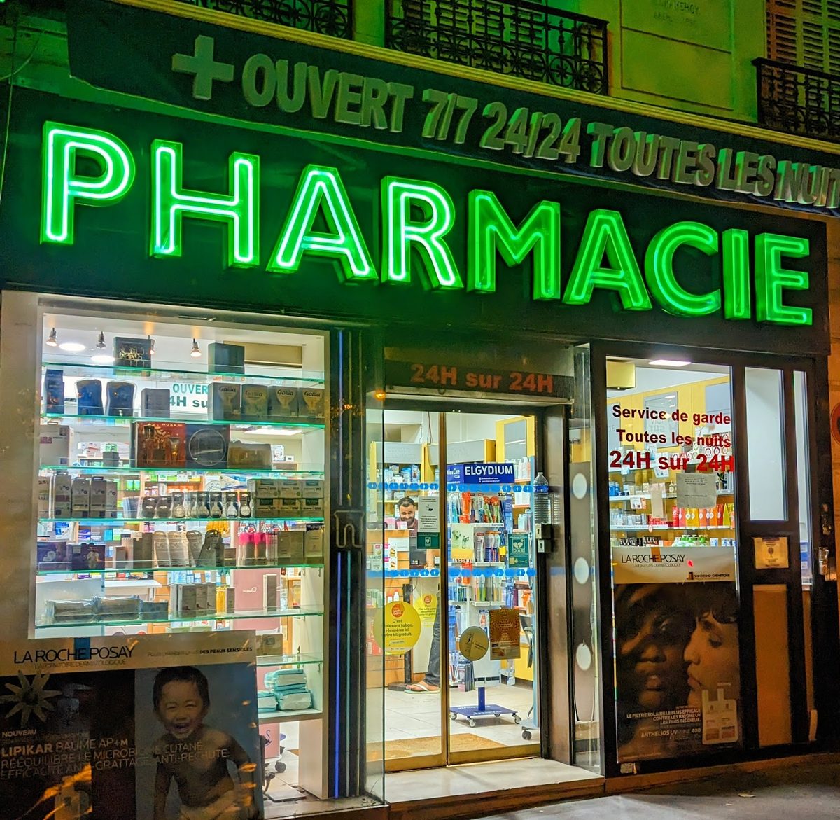 Pharmacie de la Porte Maillot ouverte la nuit – néon vert Paris 17e
