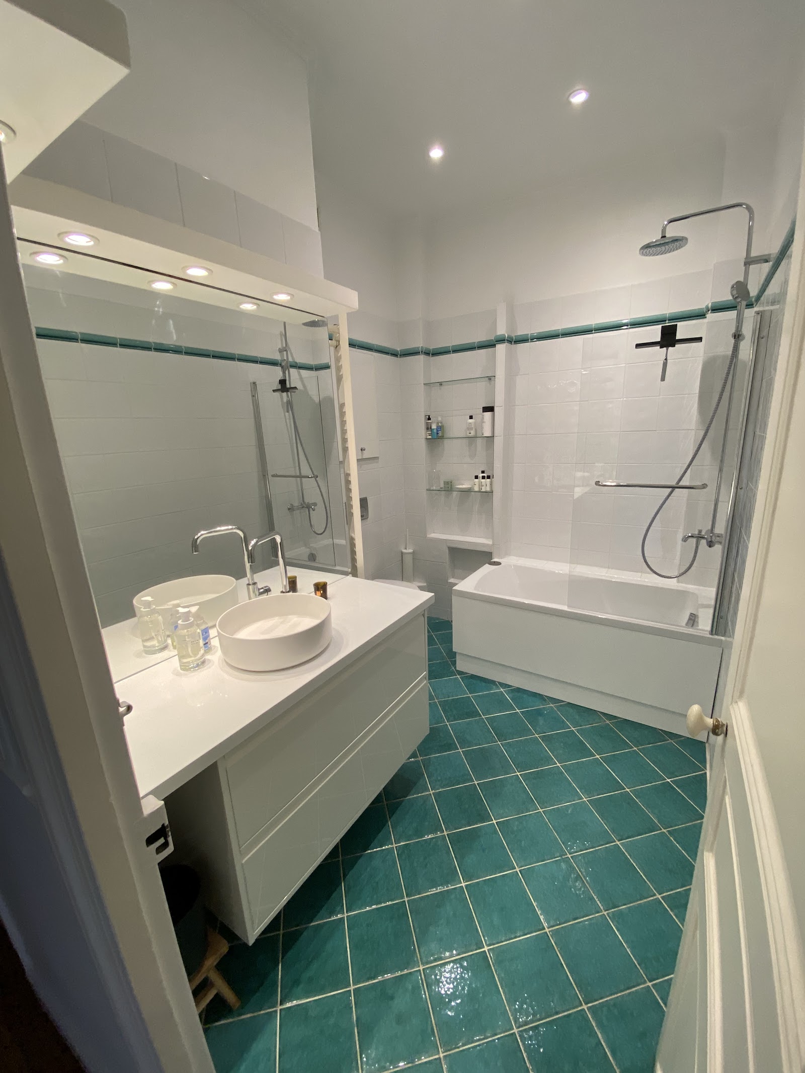 Rénovation salle de bain moderne par Gerard Plomberie