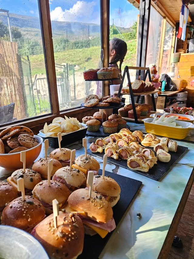 Buffet traiteur avec mini-burgers, viennoiseries et muffins