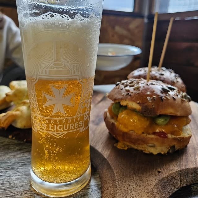 Burger gourmet accompagne d'une biere locale
