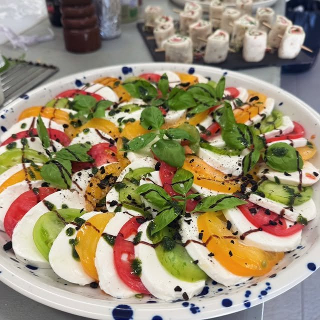 Salade caprese aux tomates multicolores