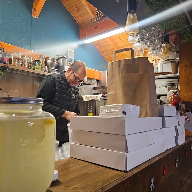 Carlos, chef et proprietaire de Rusti'k, preparant des commandes dans sa cuisine