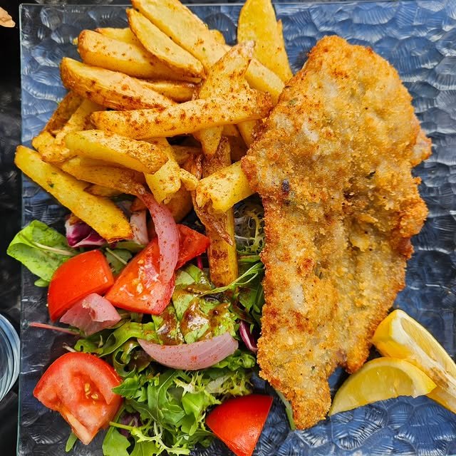 Milanesa panée avec frites et salade