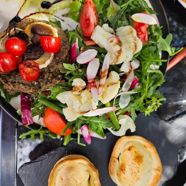 Assiette de viande grillée avec salade fraiche
