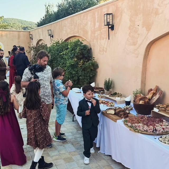 Buffet lors d'un evenement avec familles et enfants