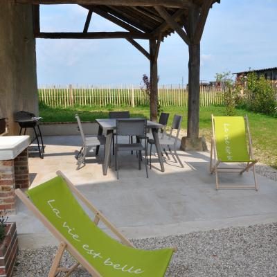 Terrasse couverte avec pergola et barbecue