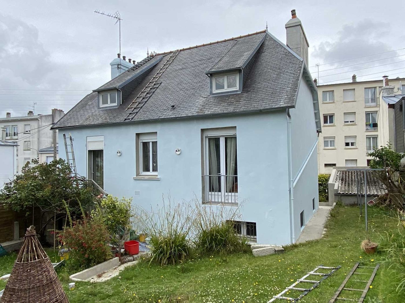 Chantier de couverture sur maison en ardoise