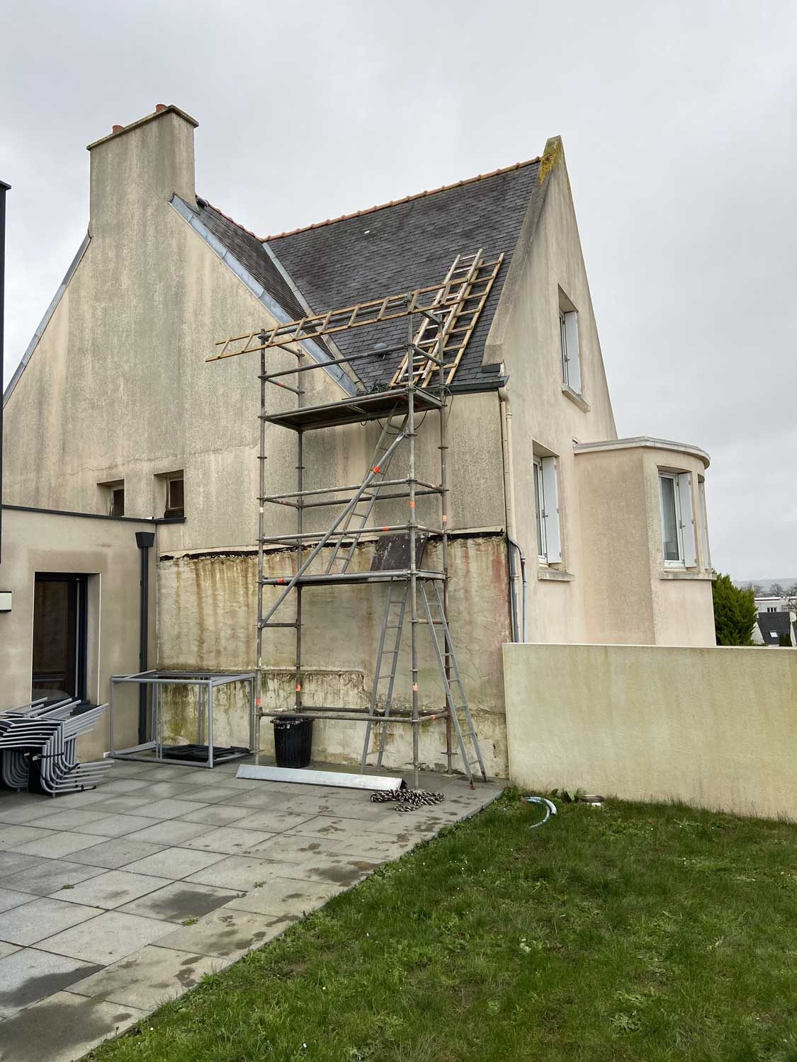 Échafaudage installé sur un chantier de couverture