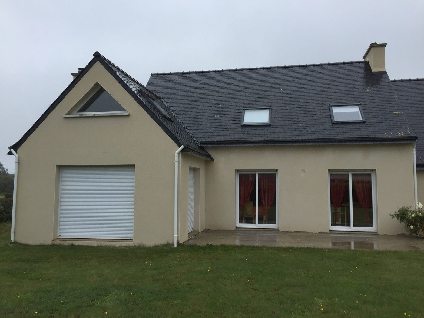 Toiture en ardoise avec fenêtres de toit