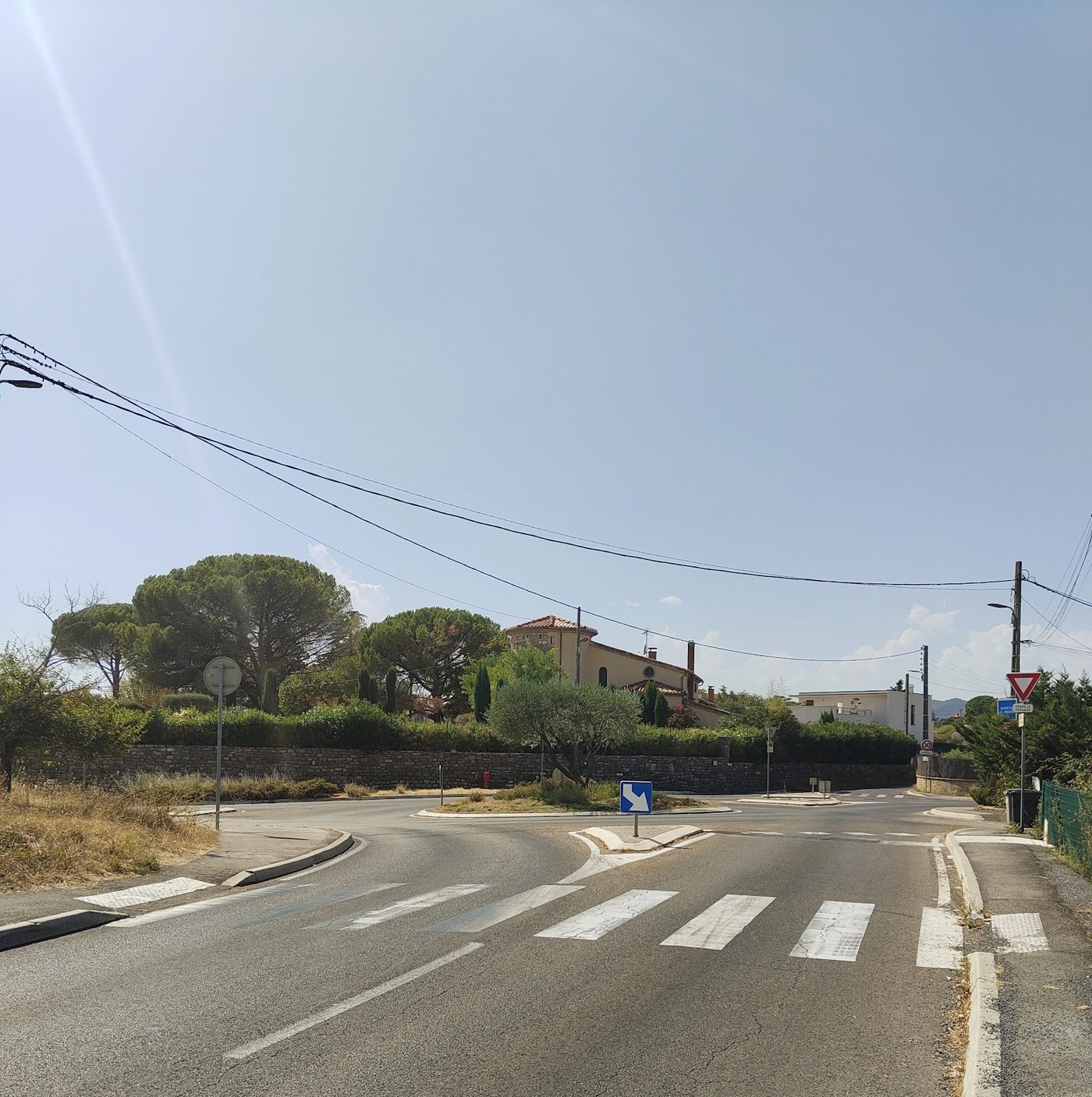 Accès et environnement du cabinet dans un quartier calme d'Alès
