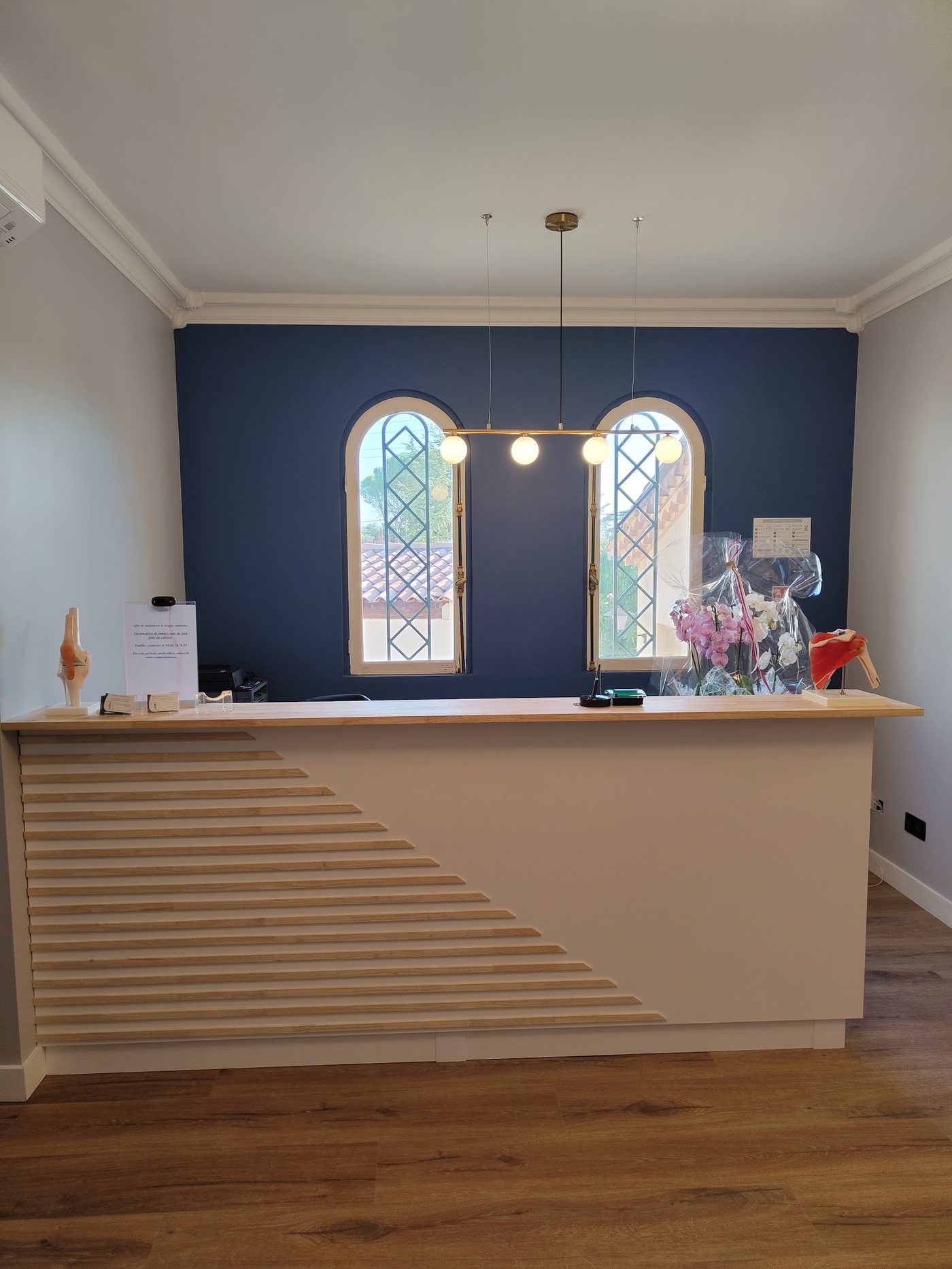 Comptoir d'accueil en bois du cabinet de kinésithérapie à Alès