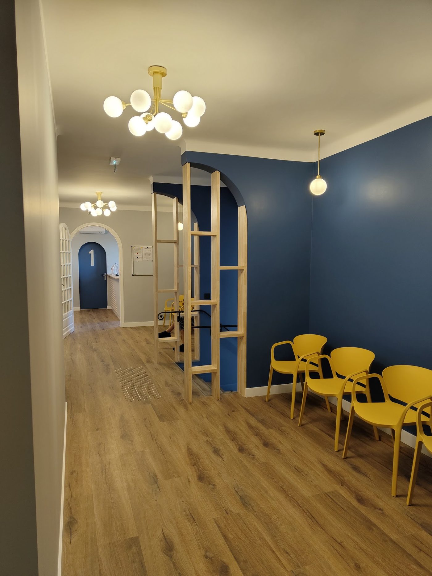 Salle d'attente moderne du cabinet aux chaises jaunes et murs bleu marine
