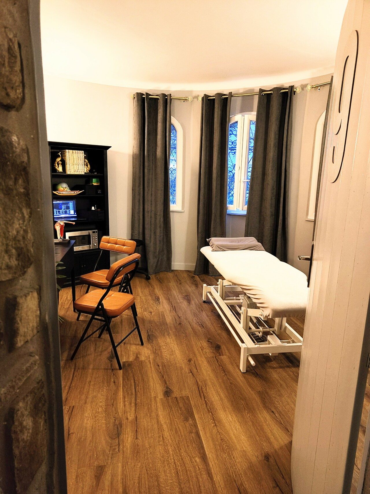 Salle de soin chaleureuse avec table de massage électrique