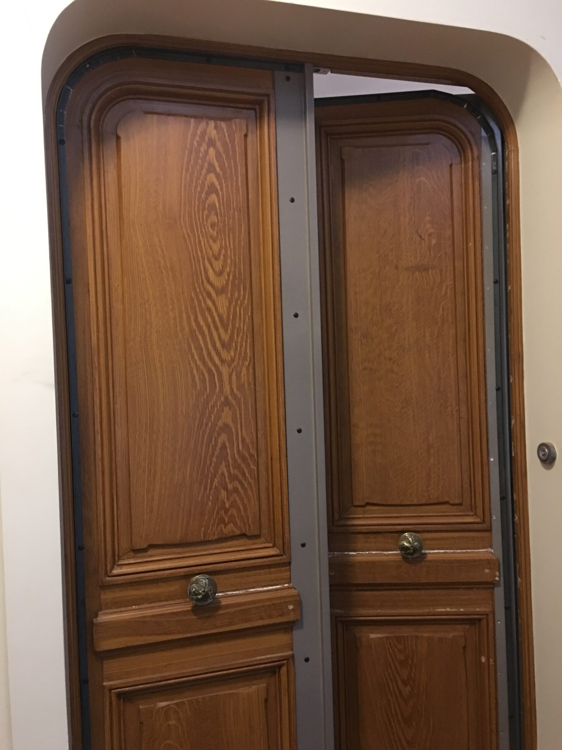 Blindage de porte ancienne en bois — LK Serrurerie