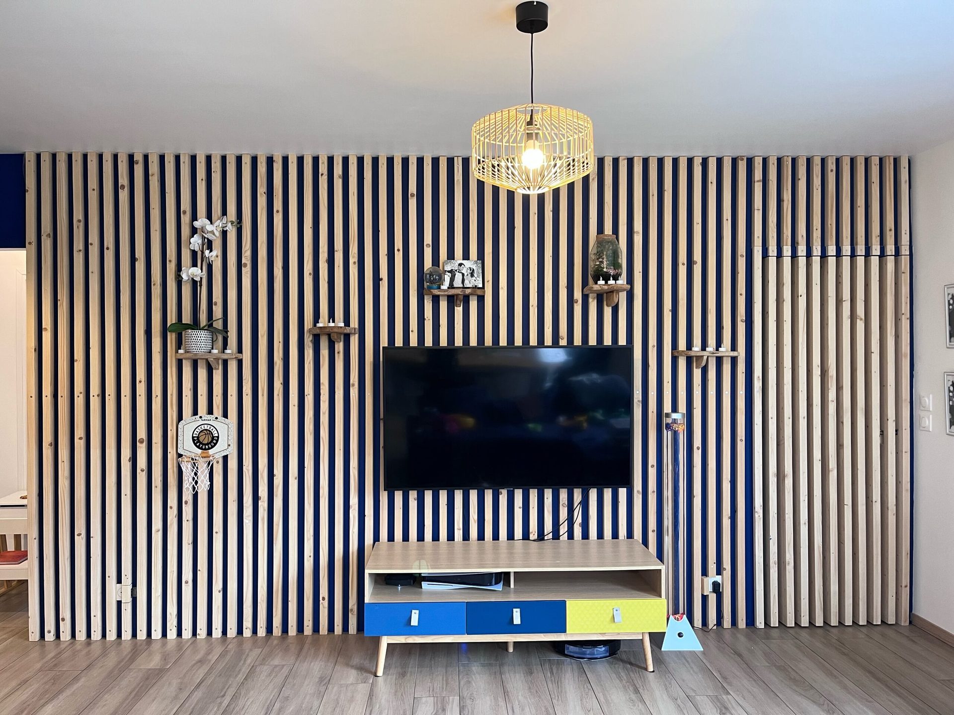 Porte dérobée intégrée dans un mur — réalisation LK Serrurerie