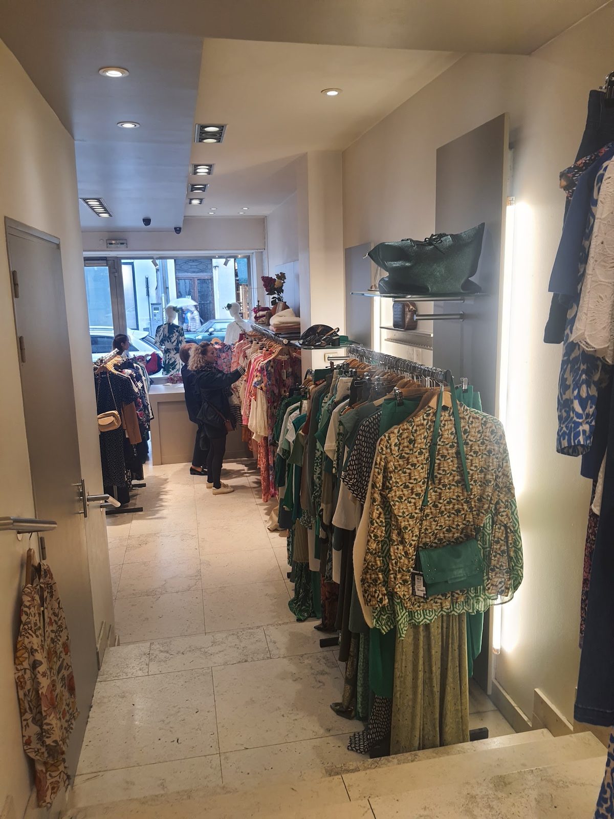 Boutique de prêt-à-porter féminin chez BHV Reims
