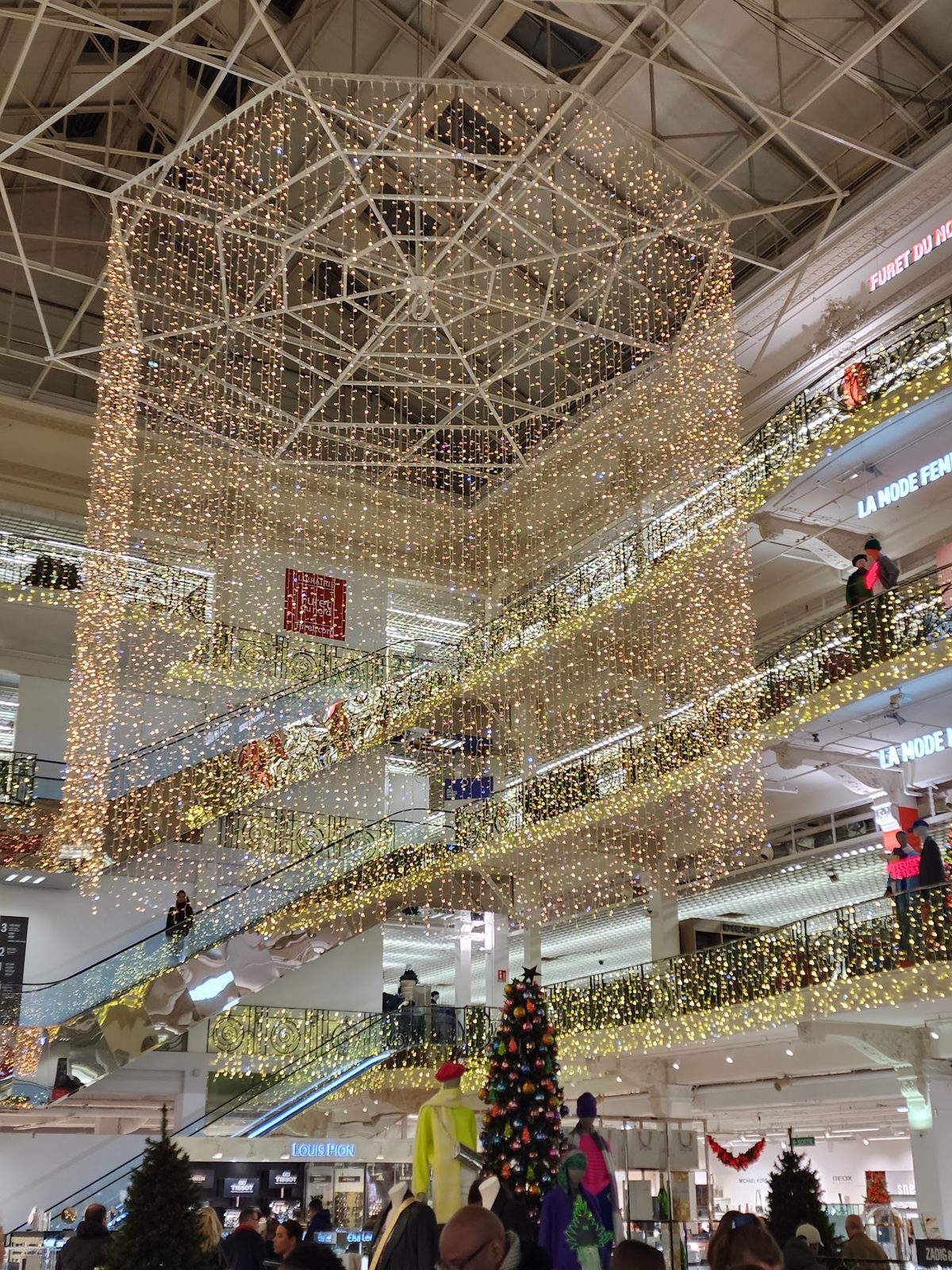 Illuminations de Noël et guirlandes lumineuses dans l'atrium de BHV Reims