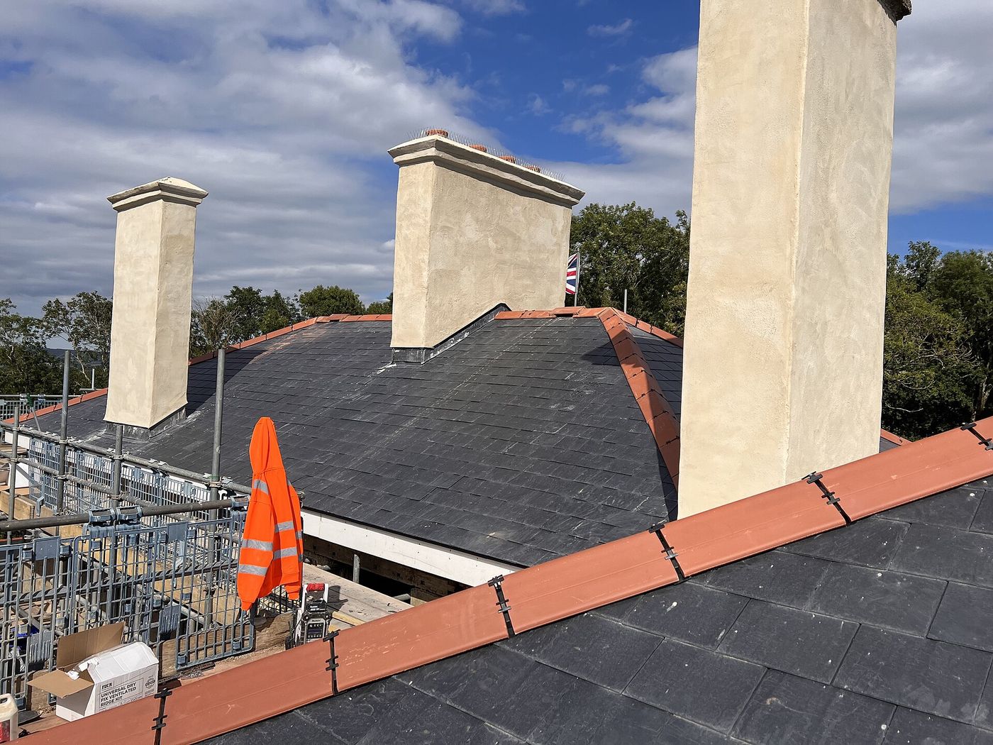 Toiture en ardoise avec cheminées rénovées