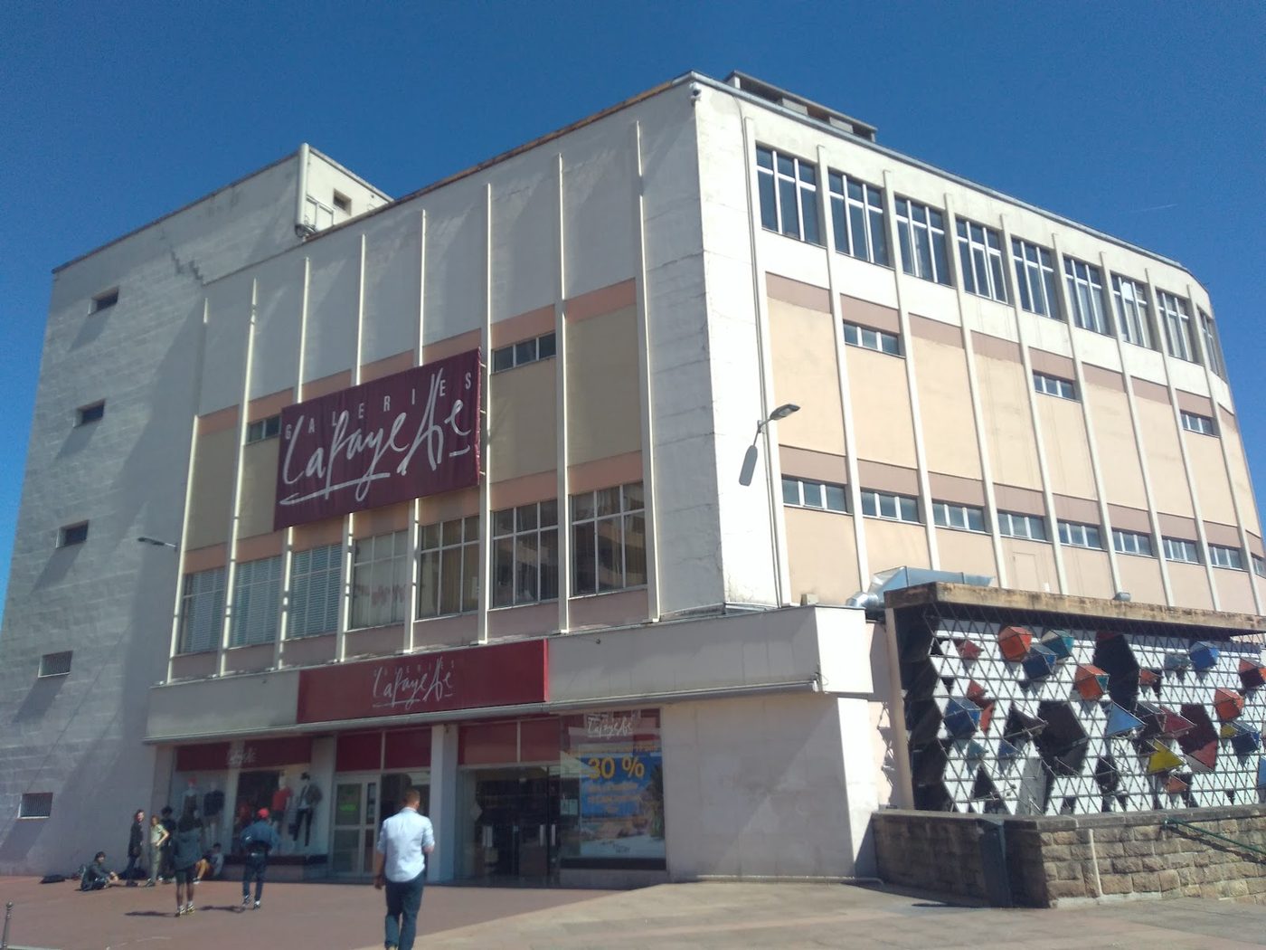 Façade du grand magasin BHV Limoges en centre-ville