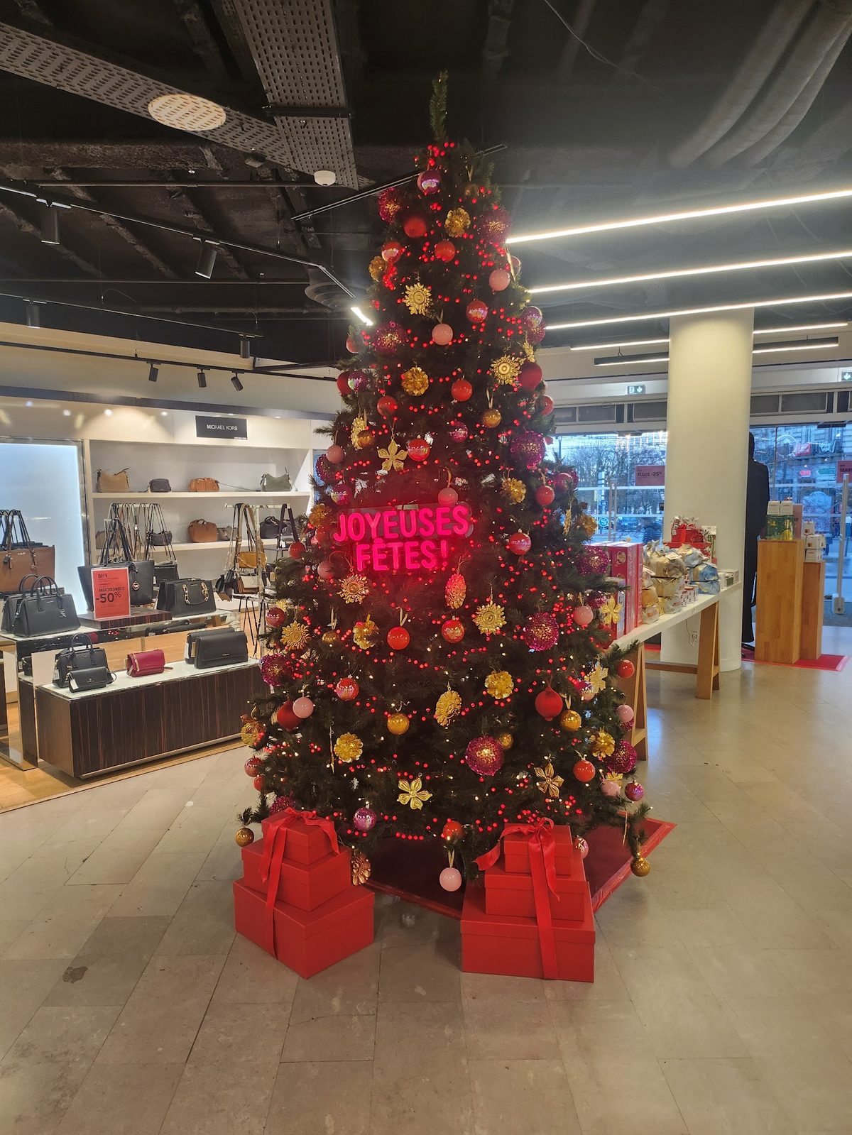 Décoration de Noël et sapin illuminé au grand magasin