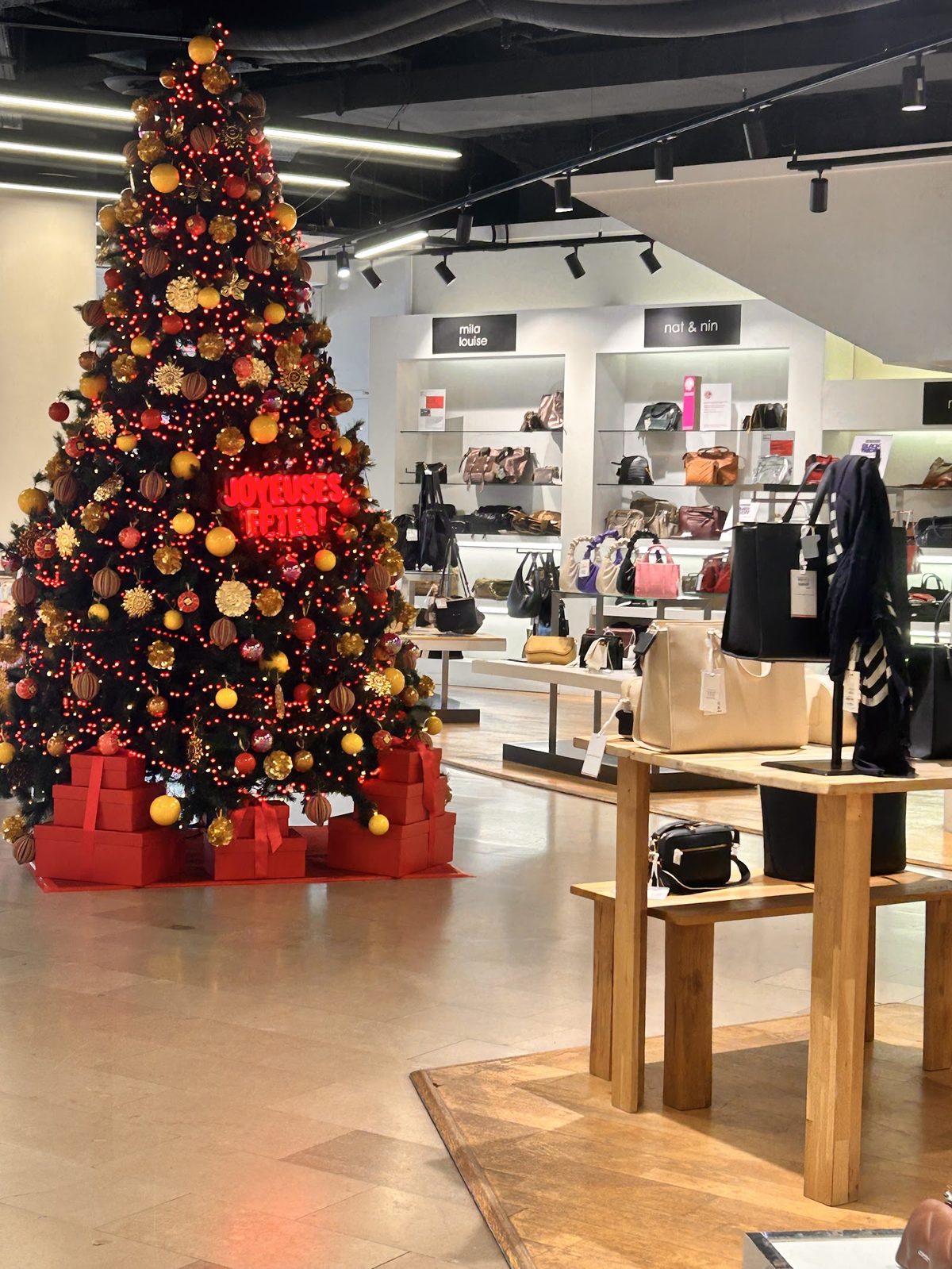 Espace maroquinerie et sacs de créateurs en décoration de fête