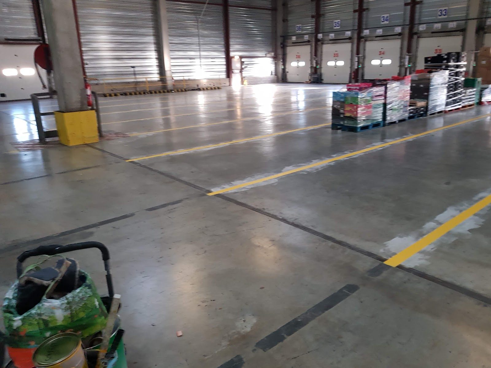 Vaste entrepôt logistique et quais numérotés