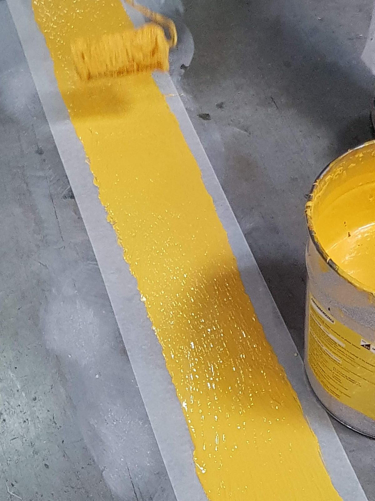 Application de peinture de signalisation au sol