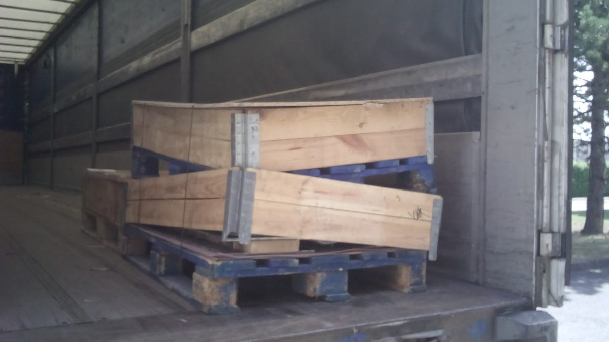 Palettes Europe et caisses en cours de manutention