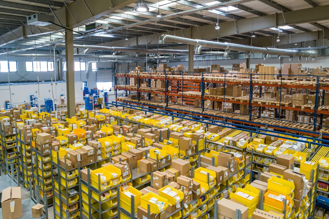 Rayonnages et palettes dans l'entrepôt logistique SCAPEST à Tinqueux
