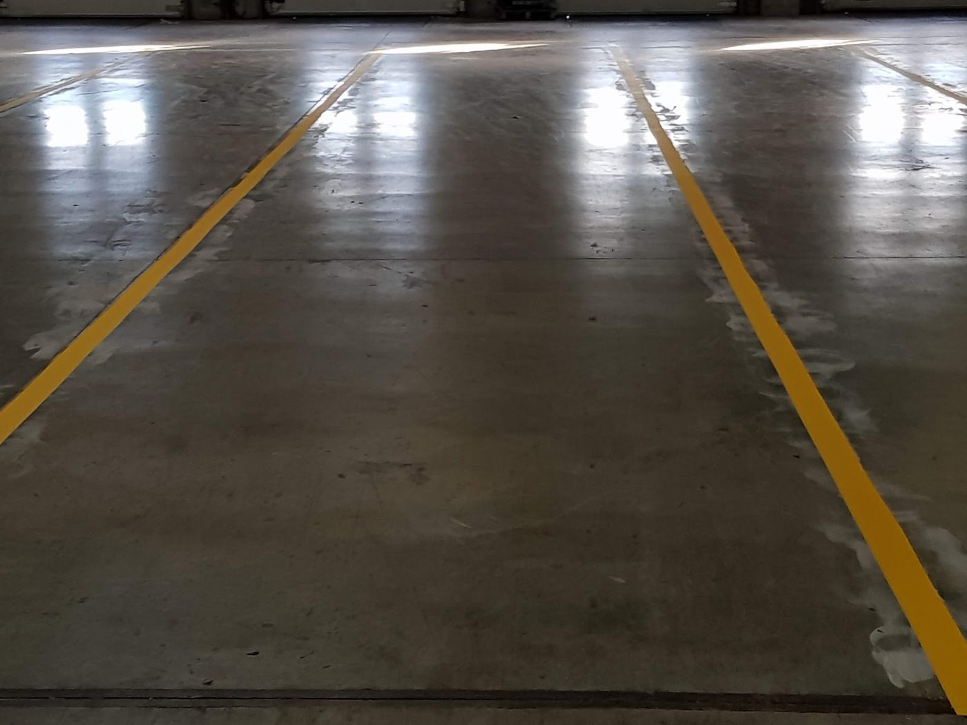 Sol béton poli et propre d'un entrepôt de stockage