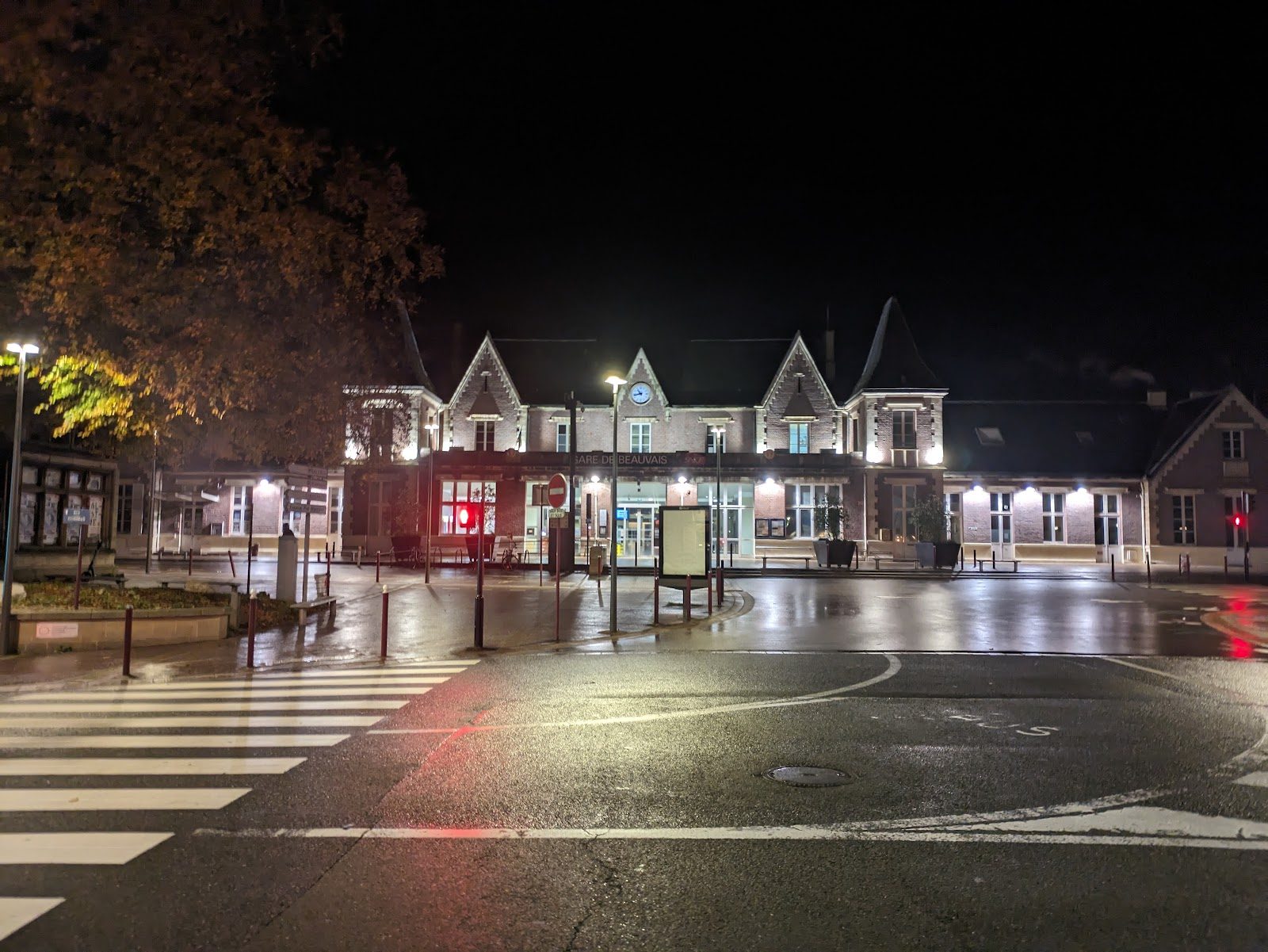 Gare de Beauvais éclairée la nuit