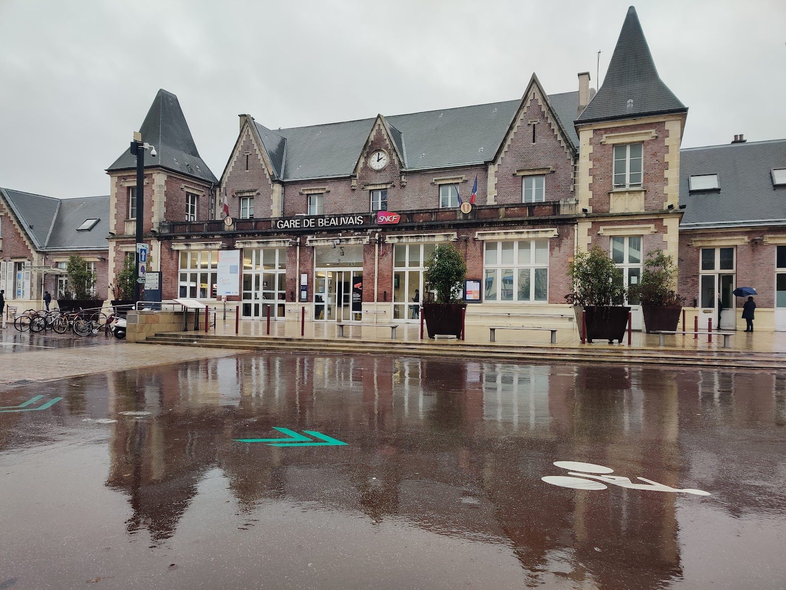 Façade gare par temps pluvieux
