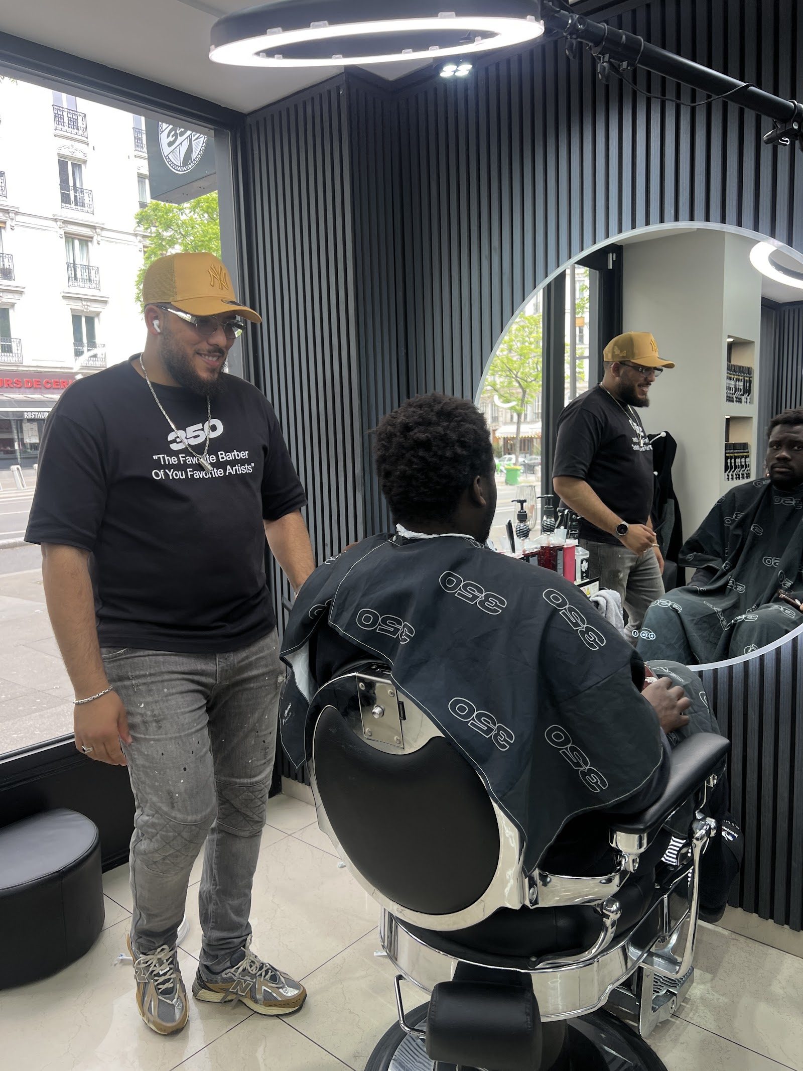 Barbier souriant avec client