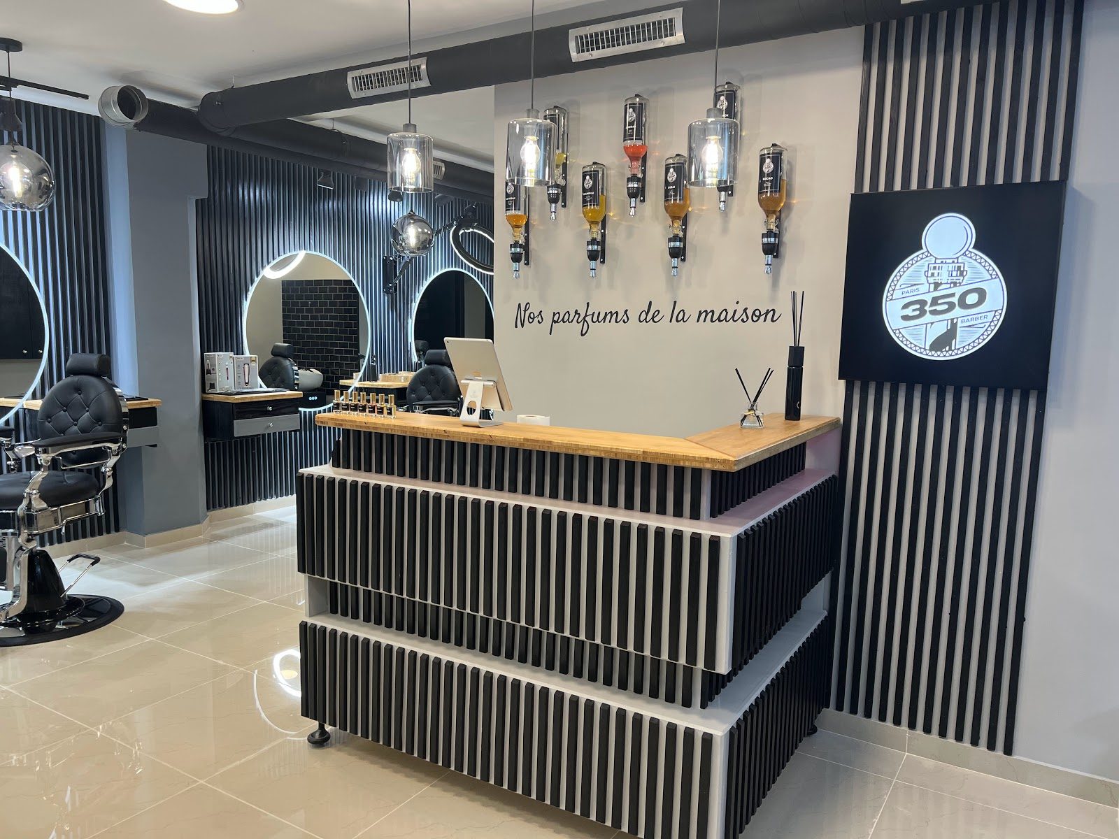 Intérieur du salon 350 Barber Paris