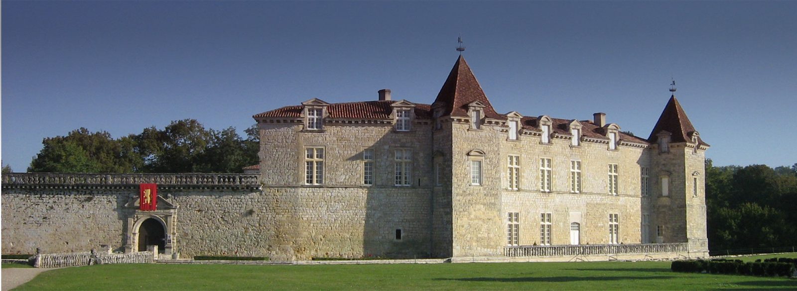 Façade et tours du Château de Cazeneuve