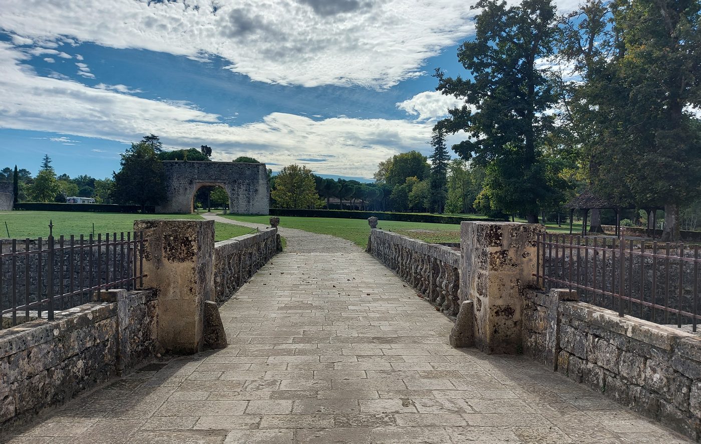 Chemin pavé menant au Château de Cazeneuve