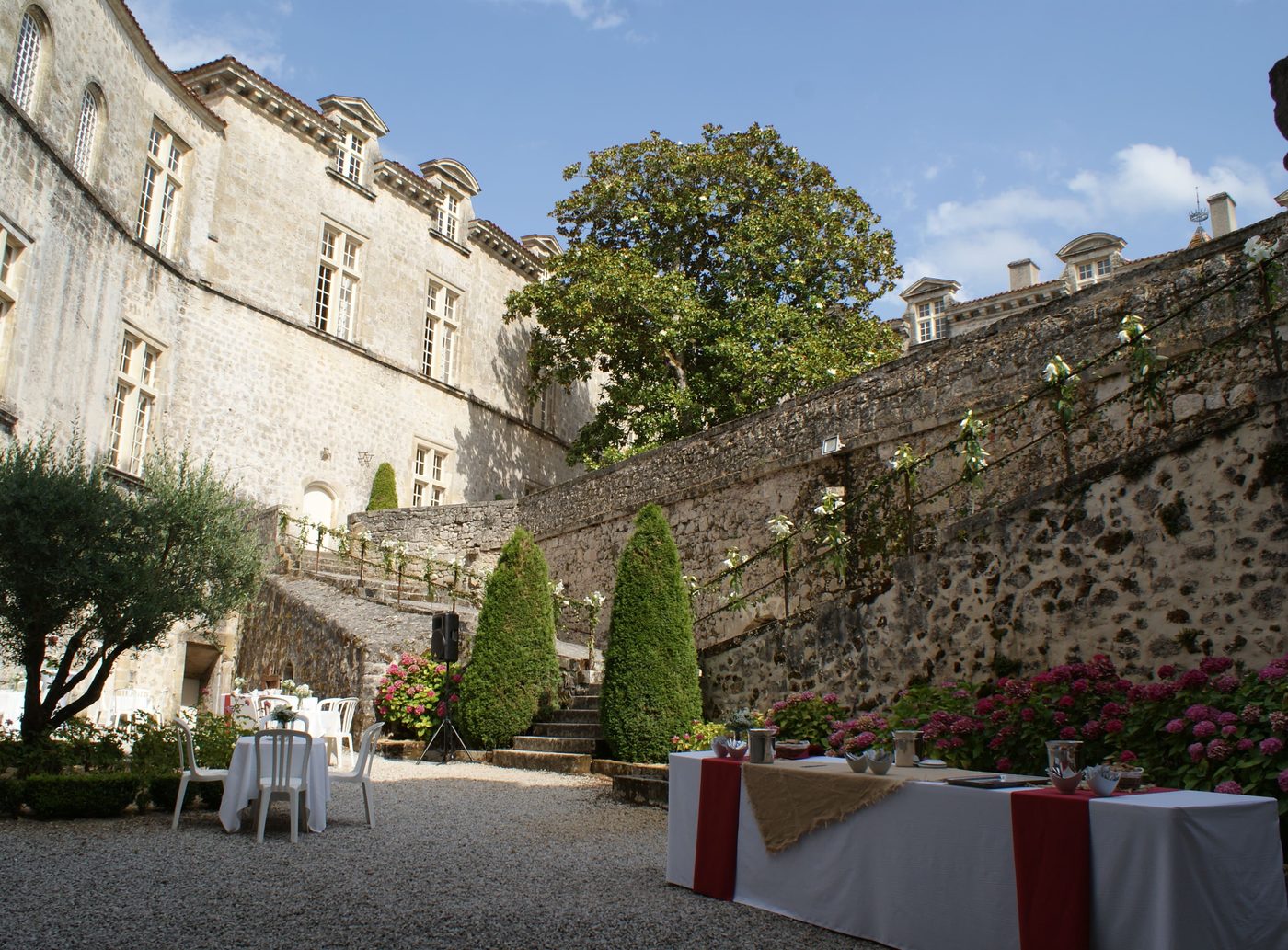 Mariage au château : cocktail dans la cour