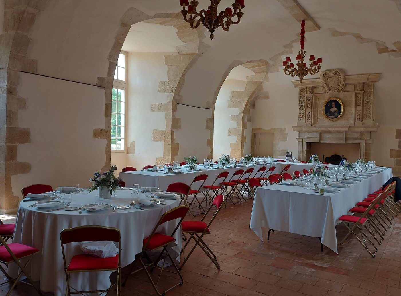Réception de mariage sous les voûtes en pierre