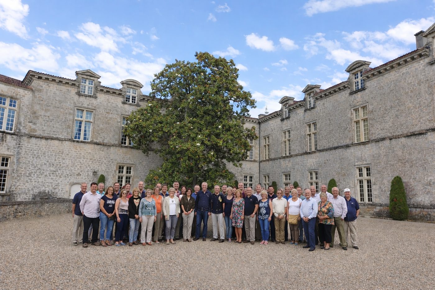 Groupe reçu dans la cour intérieure du château