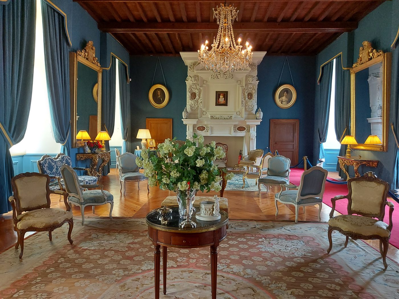 Grand salon d'époque du Château de Cazeneuve, mobilier Louis XV et lustre en cristal